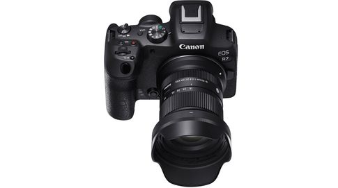 Umgerechnet in das Kleinbildformat entsprechen die Brennweiten des Objektivs an Kameras wie der Canon EOS R7 etwa 28,8 bis 80 Millimetern.