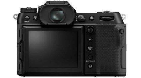 Fujifilm GFX100S II: Der OLED-Sucher der Kamera stellt 5,76 Millionen RGB-Bildpunkte dar. Auf dem klapp- und schwenkbaren Rückseiten-Display sind 2,36 Millionen RGB-Bildpunkte zu sehen.