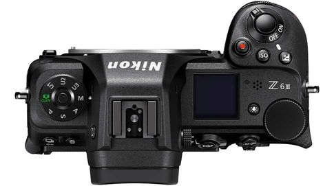 Auf der Oberseite ist die neue Nikon-Kamera jetzt am Z-6III-Schriftzug eindeutig identifizierbar. Zudem ist eine Beleuchtungsstaste hinzugekommen.