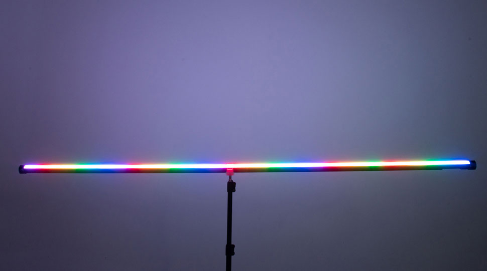 Die etwa 2,2 Meter langen RGB-LED-Leuchten der PavoTube-Serie dienen unter anderem zur Lichtgestaltung eines Studiohintergrunds.